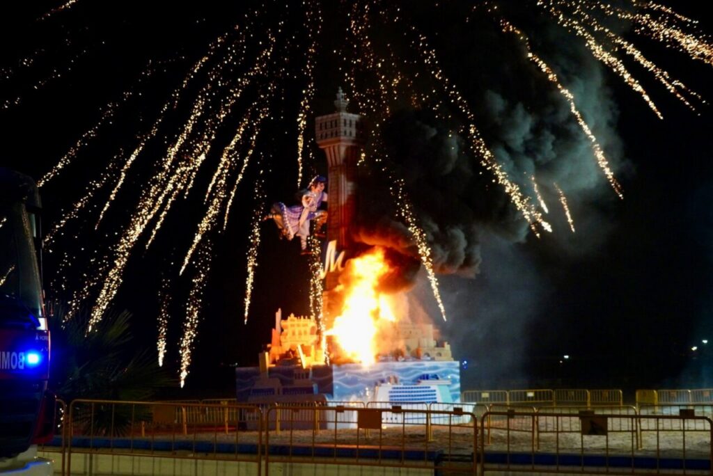 Celebración de la Noche de San Juan en Melilla con fuegos artificiales y hoguera