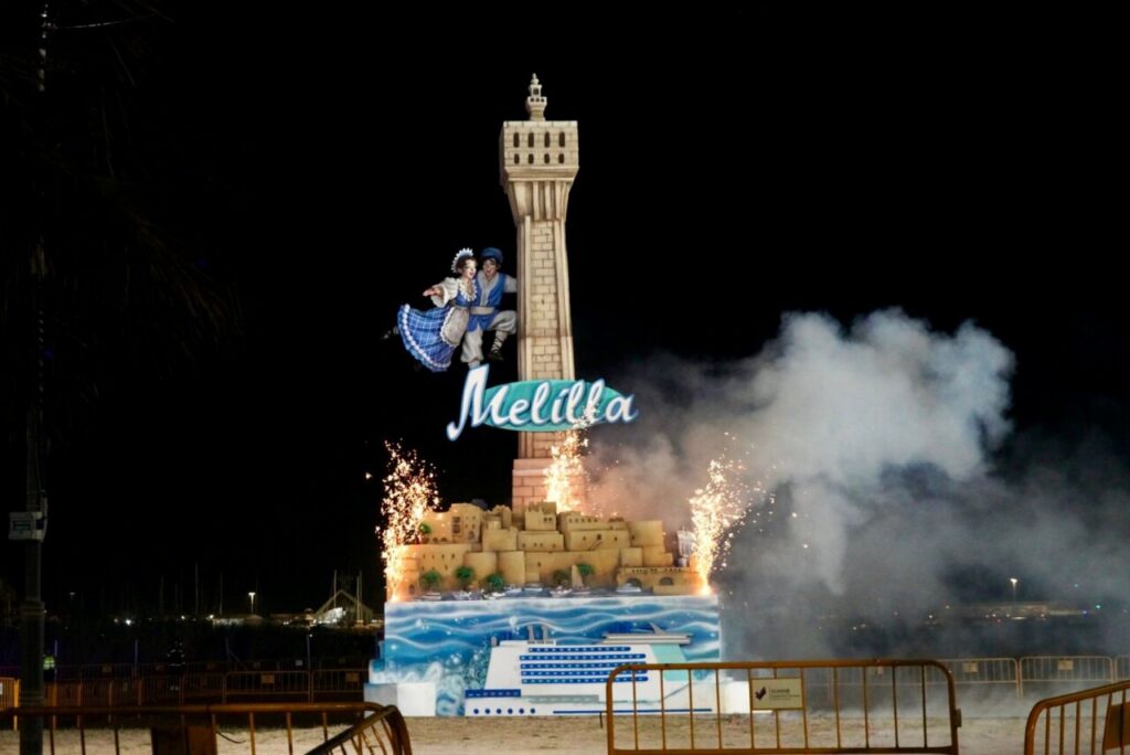 Hoguera de San Juan en Melilla con fuegos artificiales