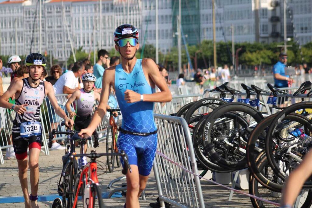 Jóvenes triatletas del Club Triatlón Melilla compitiendo en A Coruña