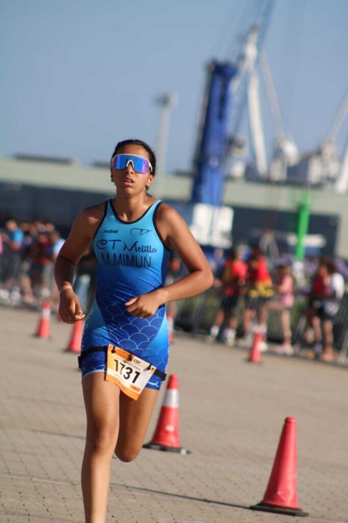 Joven triatleta del Club Triatlón Melilla compitiendo en la Liga de Talentos 2026