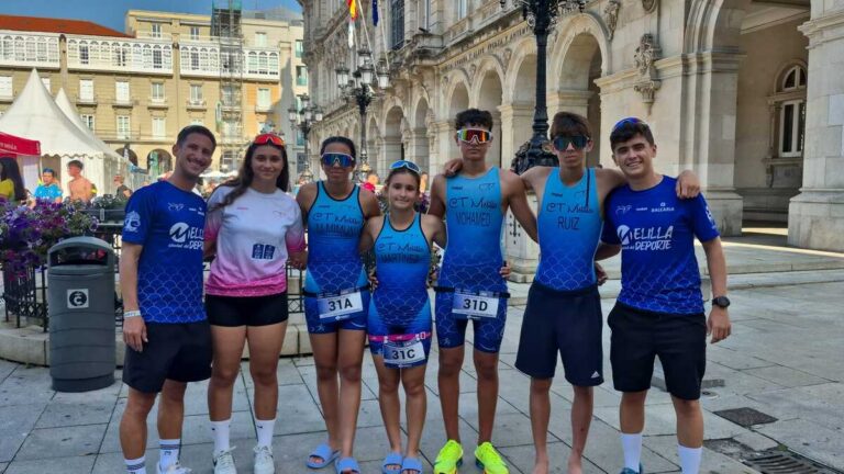 Jóvenes triatletas del Club Triatlón Melilla en A Coruña
