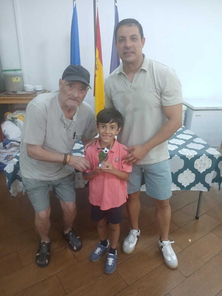 Entrega de trofeos a alumnos de la Escuela Luisca en un evento deportivo
