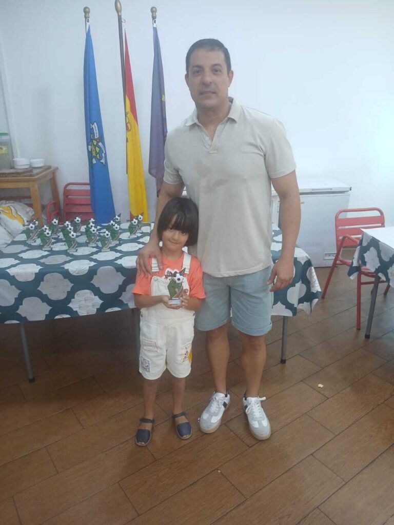 Entrega de trofeos a alumnos de la Escuela Luisca en un evento familiar