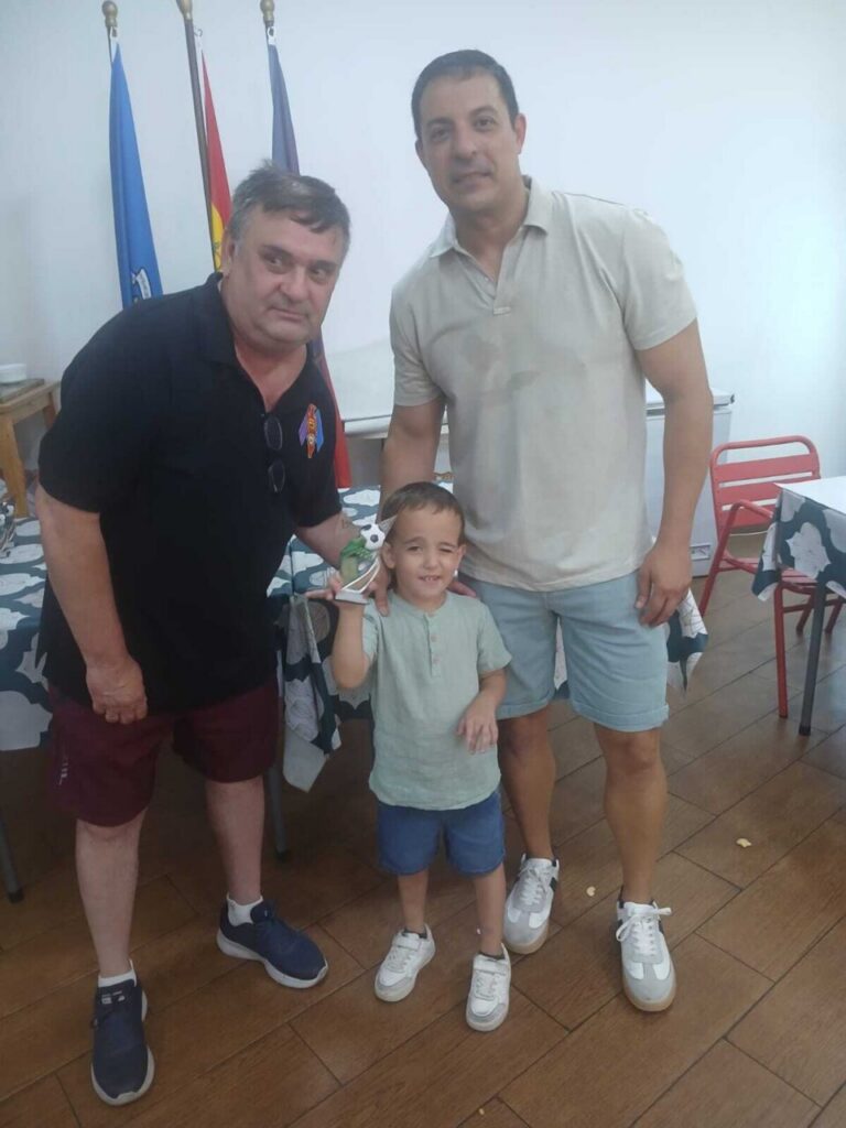 Entrega de trofeos a alumnos de la Escuela Luisca en un evento deportivo