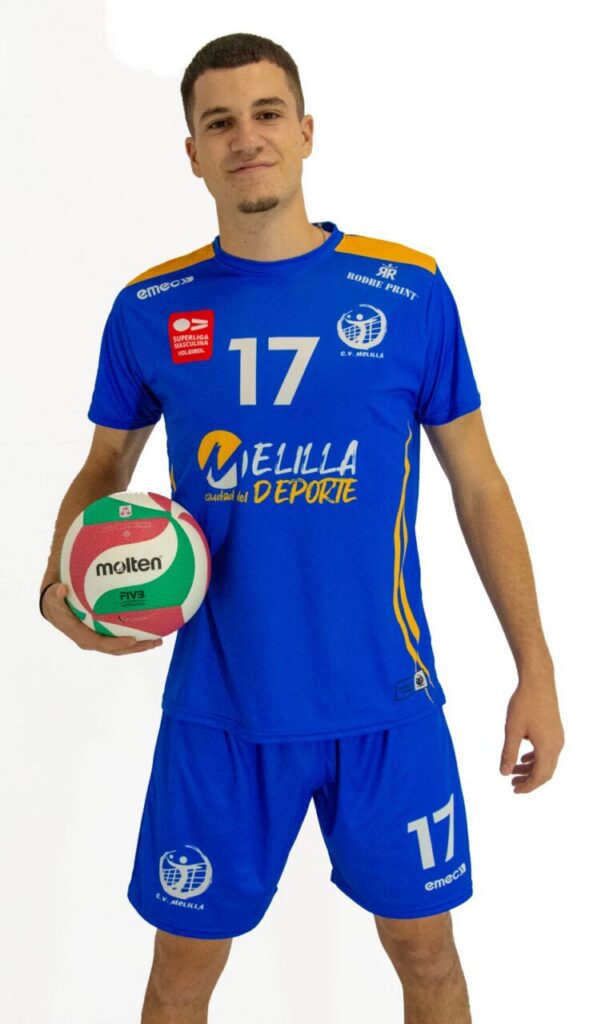 Zeus París, receptor del Club Voleibol Melilla, sosteniendo un balón de voleibol.