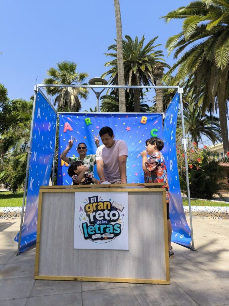 Familias participando en el concurso El Gran Reto de las Letras en Melilla