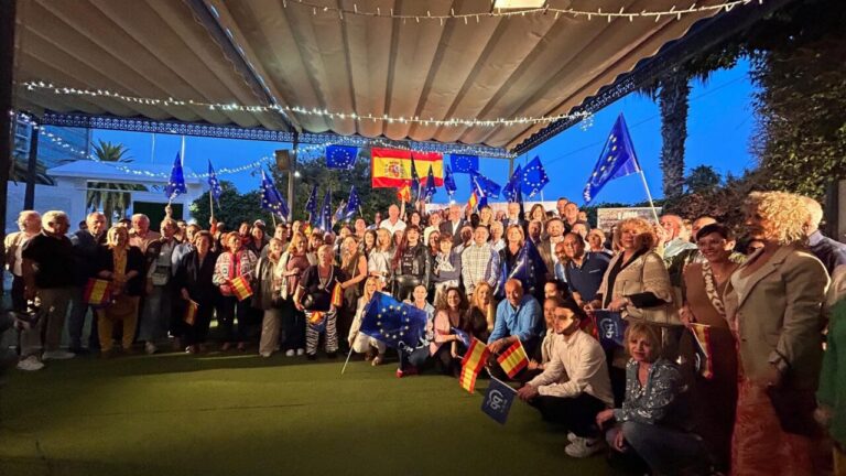 Miembros del Partido Popular de Melilla en un acto político con banderas