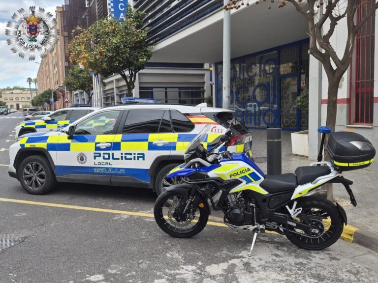 Vehículos de la Policía Local de Melilla estacionados en la calle