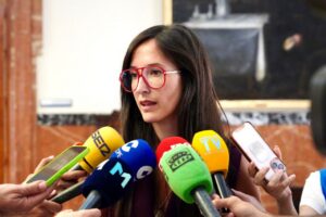 Mujer con gafas rojas hablando a la prensa en Melilla