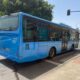 Autobús azul en una parada en Melilla con señalización vial