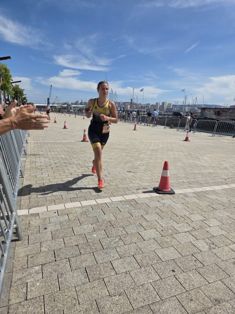 Ainhoa Barrios corriendo en una competición de triatlón en La Coruña