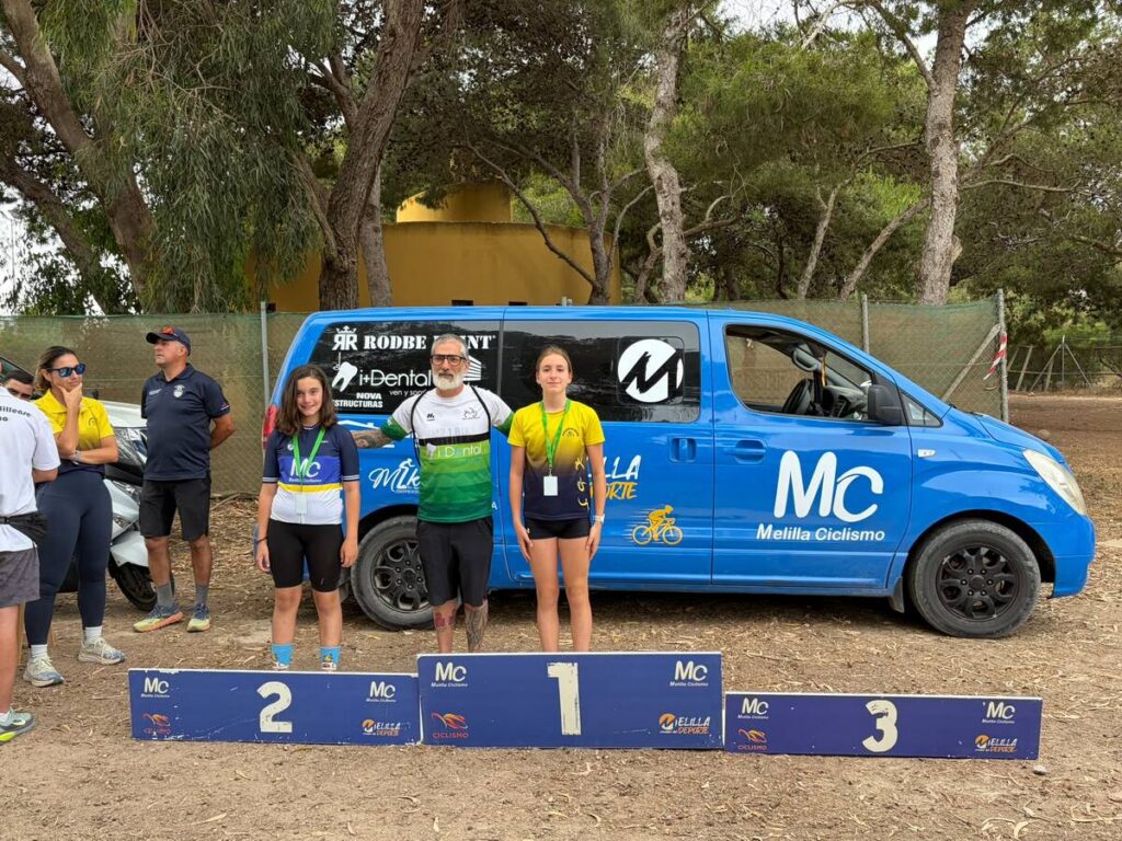Tres ciclistas en el podio del VI GP XCO en Melilla