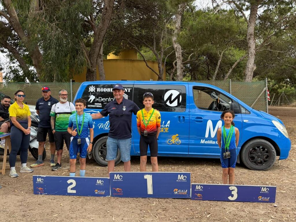 Niños en podio tras competición de ciclismo en Melilla