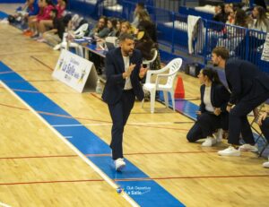 Álex Gómez dirigiendo el equipo en un partido de baloncesto.