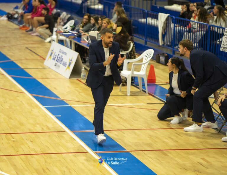 Álex Gómez dirigiendo el equipo en un partido de baloncesto.