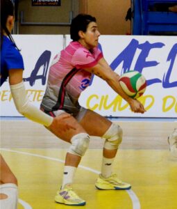 Almudena Martín en acción durante un partido de voleibol