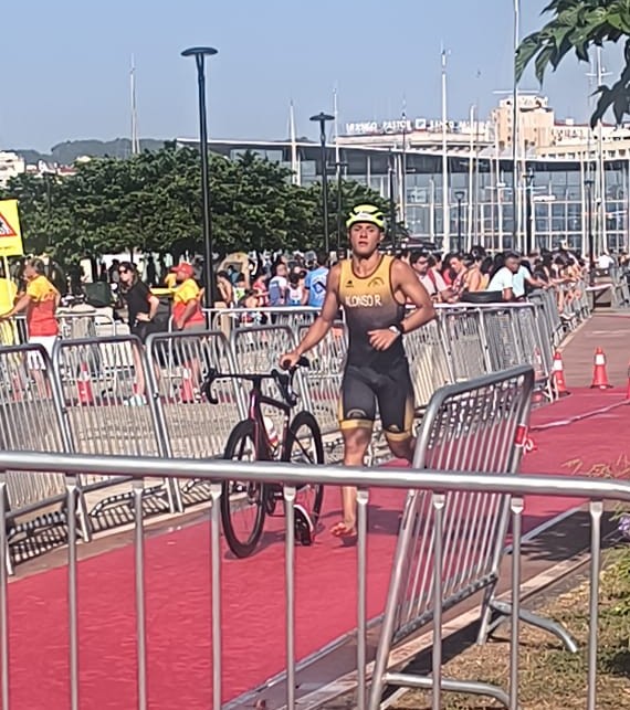 Triatleta Alonso Romero compitiendo en el Campeonato de España de Triatlón