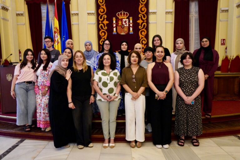 Grupo de alumnas del Centro Educativo Carmen Conde en la Asamblea