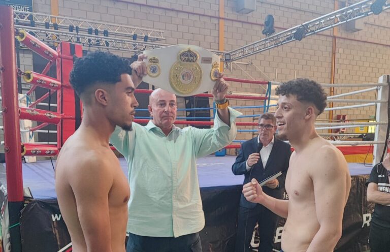 Amir Abdessadek y rival en combate de K1 con cinturón