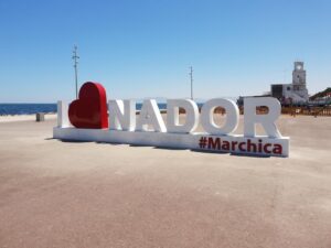 Cartel que dice I love Nador en un paseo marítimo