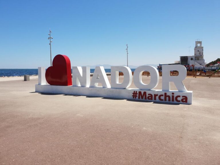 Cartel que dice I love Nador en un paseo marítimo