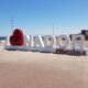 Cartel que dice I love Nador en un paseo marítimo