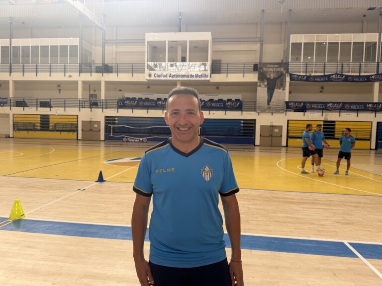Andrés Castillo, entrenador del Melilla Torreblanca C.F., en el pabellón deportivo.