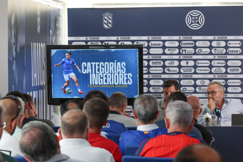 Press conference with a blue screen reading 'Categorías Ingenieros Temporada 24/25' and an attentive audience in the foreground.