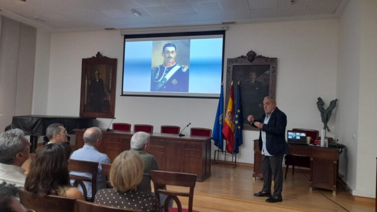 Conferencia sobre Félix Arenas en Melilla con ponente y proyector