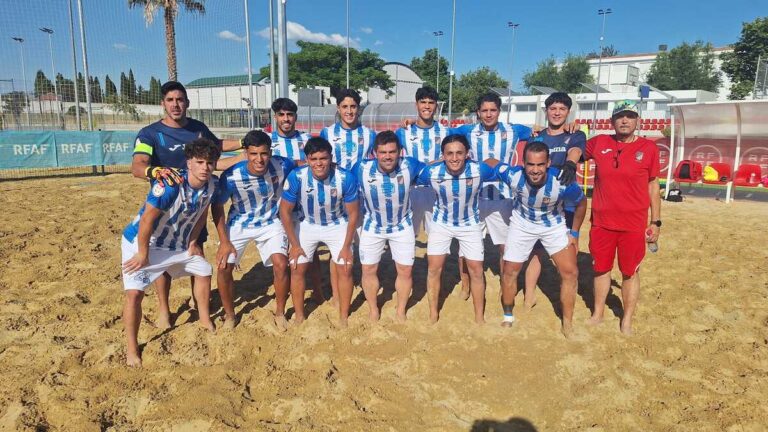 Jugadores del Atlético Rusadir posando tras un partido de fútbol playa