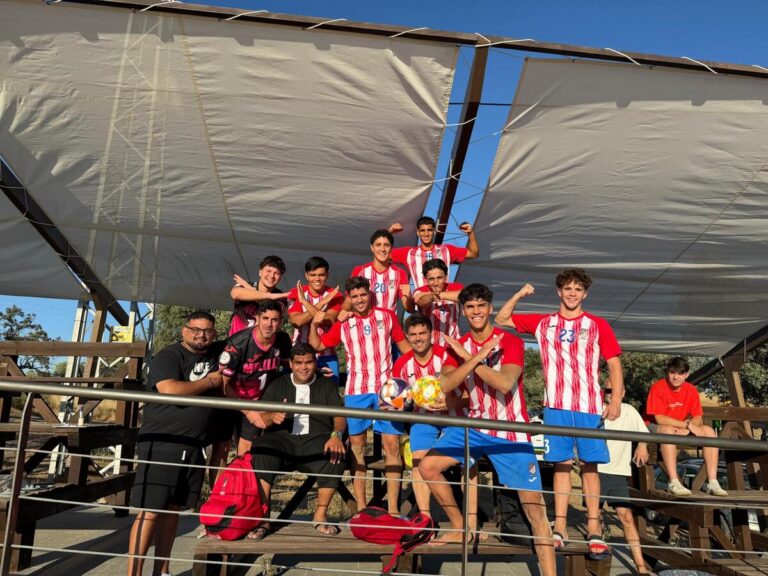 Equipo de fútbol Atlético Rusadir posando en grupo al aire libre
