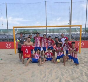 Equipo de fútbol playa Atlético Rusadir posando en la arena
