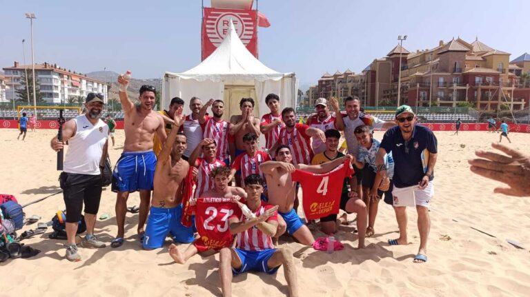 Jugadores del Atlético Rusadir celebrando en la playa tras un torneo