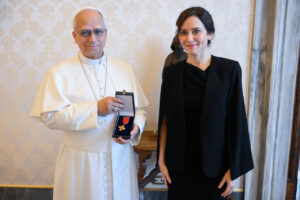 Isabel Díaz Ayuso y el Papa León XIV en el Vaticano