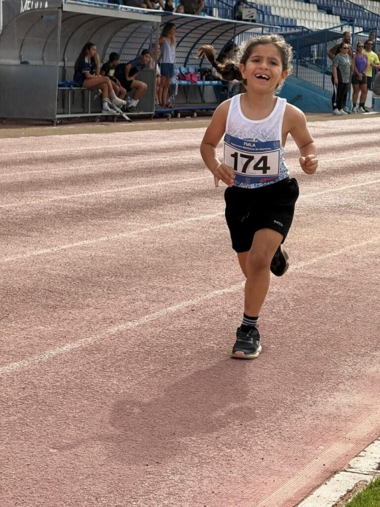 Niña corriendo en una competición de atletismo en Melilla