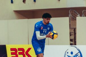 Azzdin Mimoun sosteniendo un balón de voleibol en la cancha