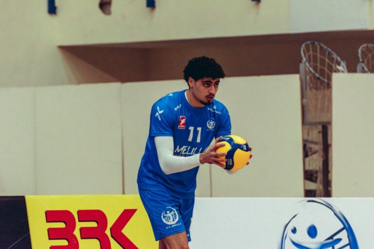 Azzdin Mimoun sosteniendo un balón de voleibol en la cancha