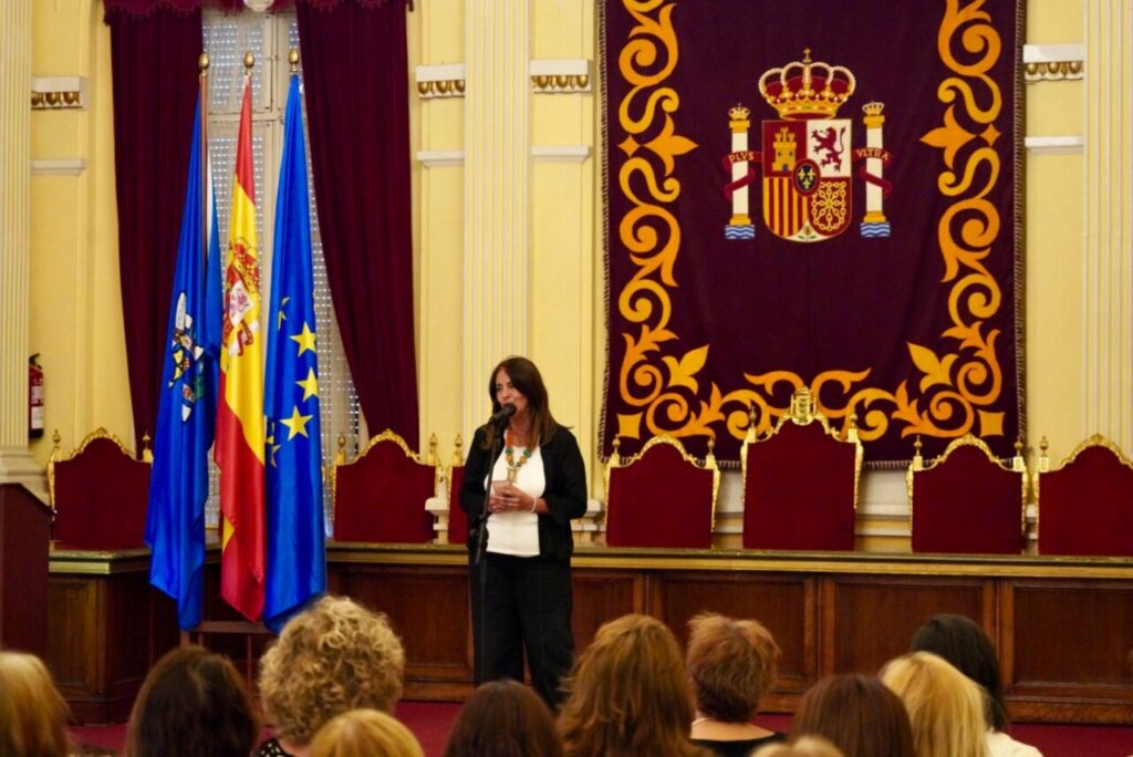 La vicepresidenta Fadela Mohatar habla a antiguas alumnas en un evento