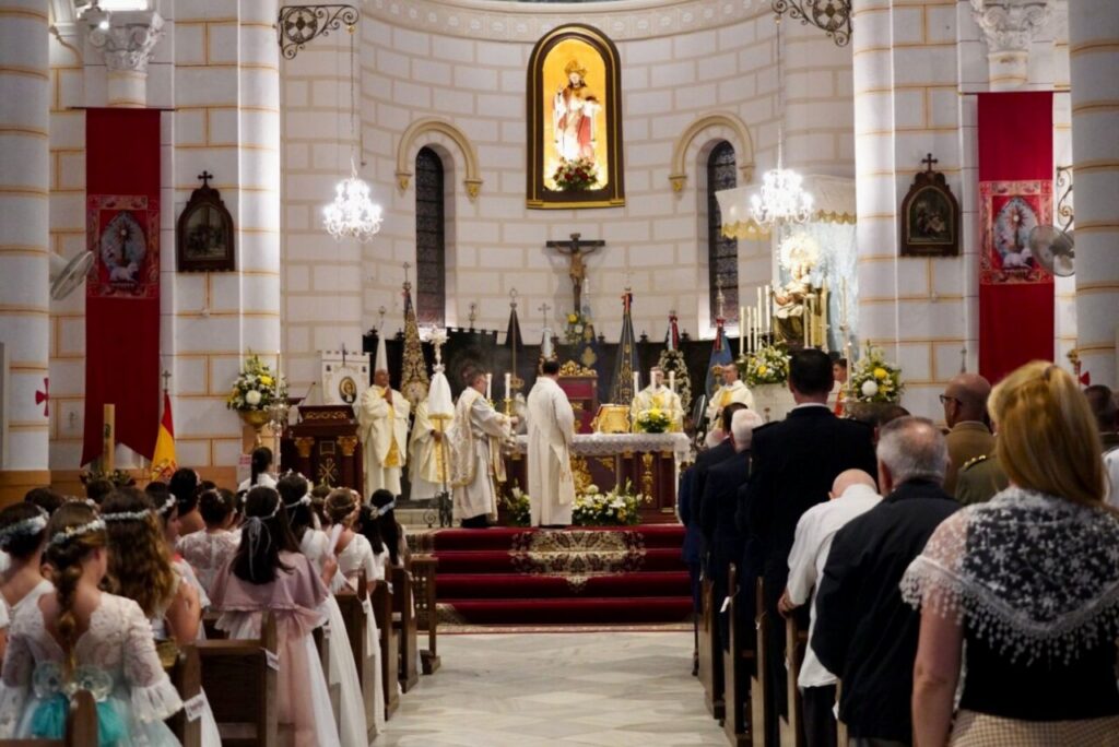 Ceremonia religiosa durante la procesión de Corpus Christi en Melilla