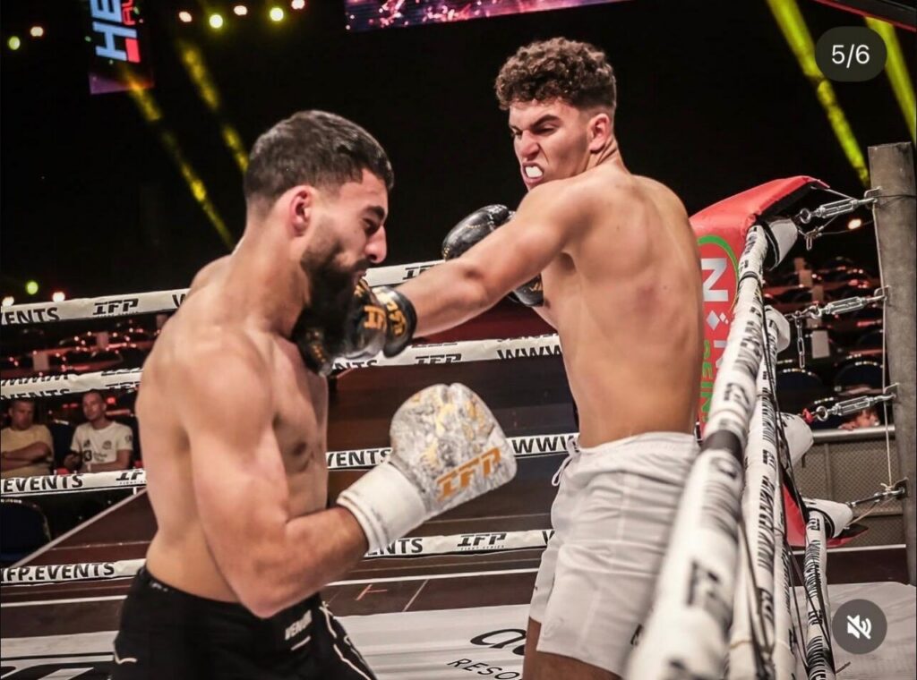 Badi Lahfa golpeando a su oponente en un combate de K1