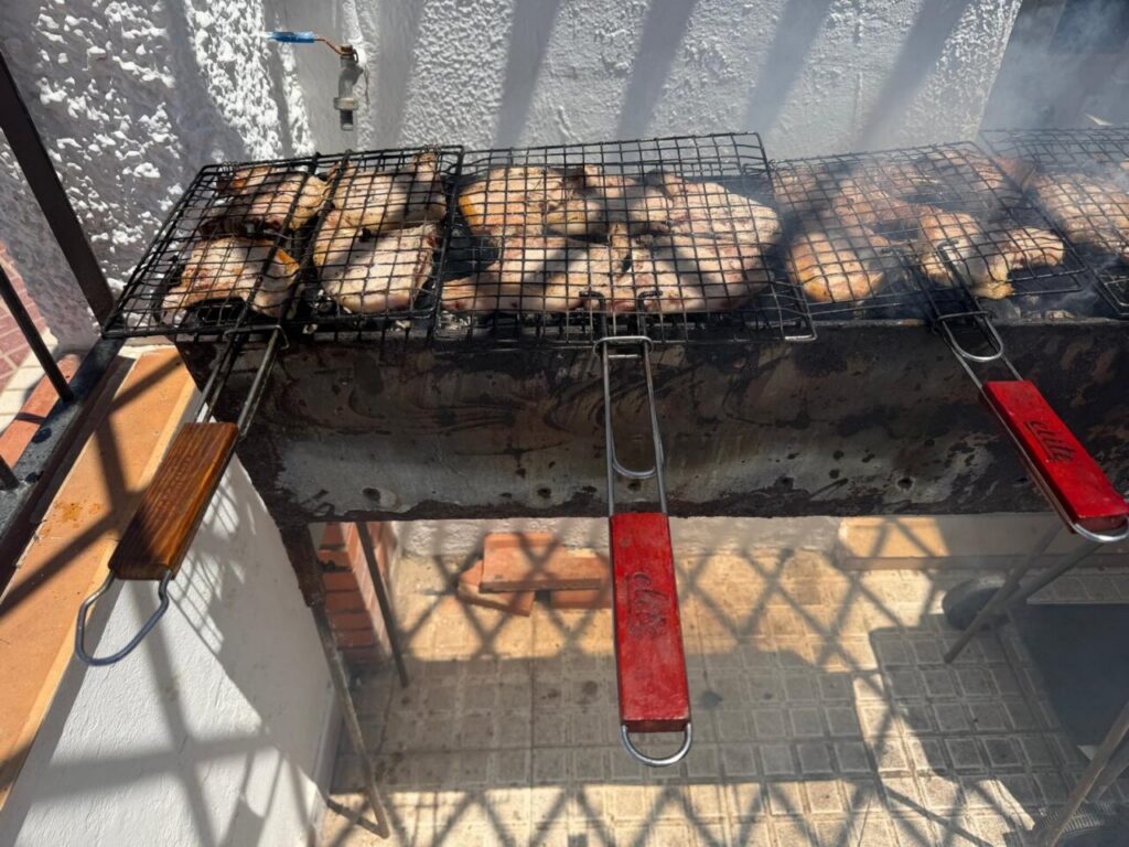 Chuletas ibéricas asándose en una parrilla durante una jornada culinaria