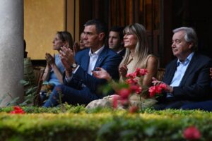 Begoña Gómez aplaudiendo en un evento junto a otras personas