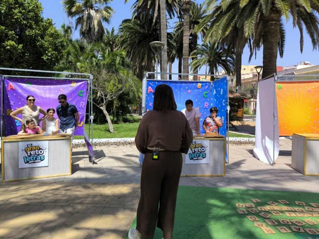 Familias participando en el concurso El Gran Reto de las Letras en Melilla