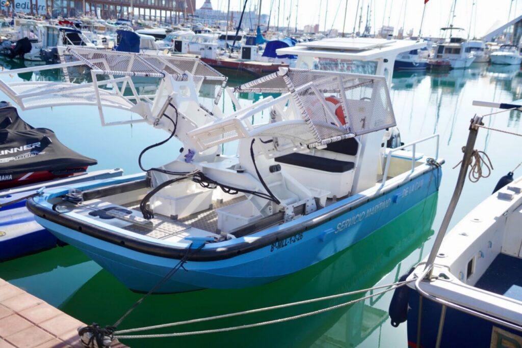 Embarcación anticontaminación en un puerto con otros barcos