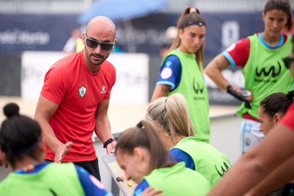 Entrenador Riduan Dris dirigiendo a su equipo de fútbol playa