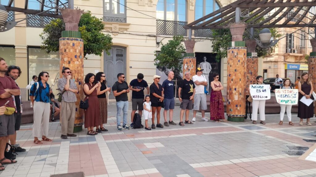 Grupo de personas en círculo de silencio en Melilla