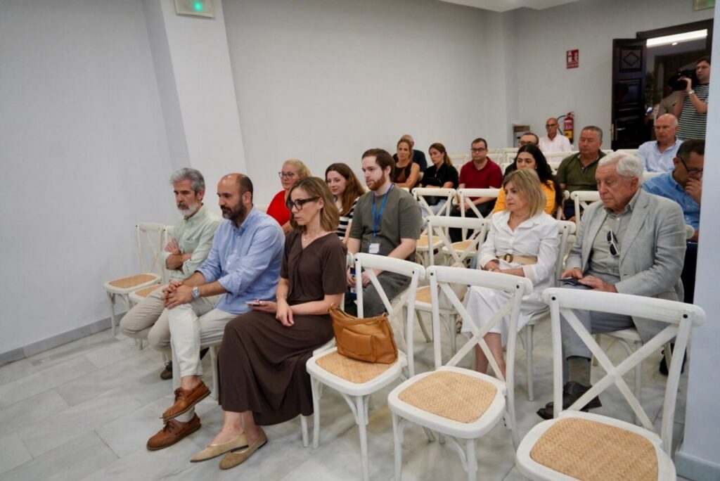 Asistentes en un desayuno-coloquio sobre ciberseguridad en Melilla