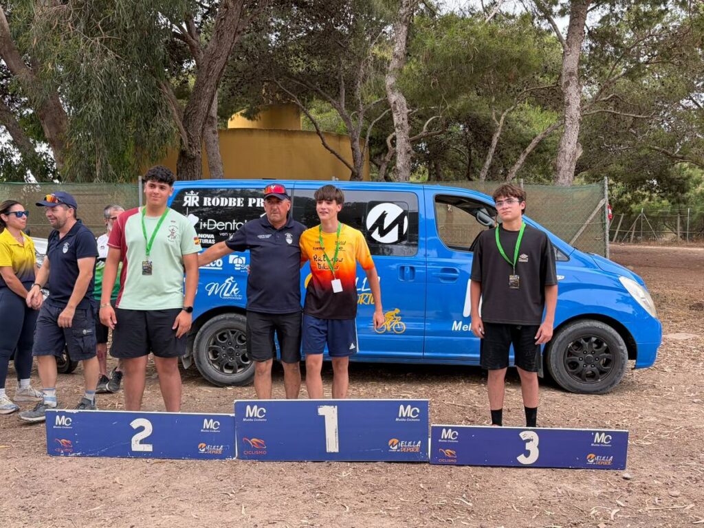 Participantes en el VI GP XCO en Melilla con medallas