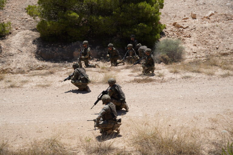 Cadetes de la Academia General Militar en entrenamiento en Melilla