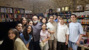 Grupo de personas en una librería durante un evento cultural